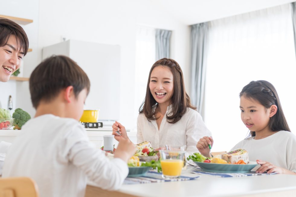 家族で食事をしている風景